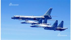 共軍又擾台！台軍演前夕　運八電偵機貼台海中線情蒐（圖／翻攝自新浪網）