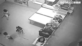 台中五星級托嬰中心師把童綁椅、虐童／翻攝畫面