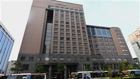 房東不續租　六福皇宮年底熄燈六福旅遊集團10日證實，由於房東國泰人壽要求收回建物，確定租約到期後不續約，台北威斯汀六福皇宮飯店（圖）確定今年底熄燈。中央社記者施宗暉攝　107年4月10日