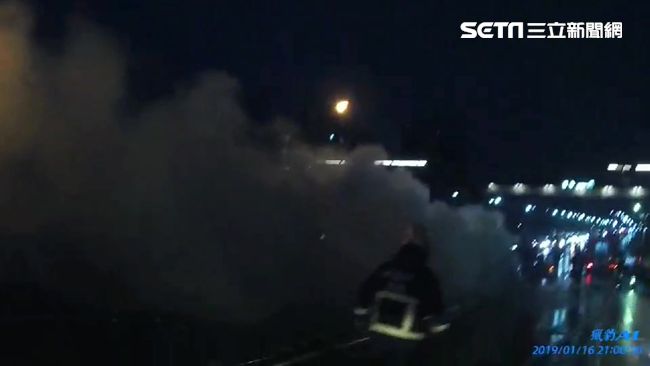 駕駛恍神自撞分隔島　轎車瞬間成火球