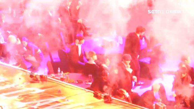 防彈表演舞台狂炸！TWICE險燒傷