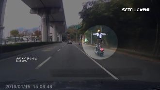 重機男耍帥站著騎　不爽駕駛竟潑果汁