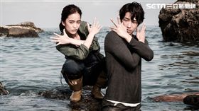 劉以豪陳庭妮海中搞怪擺POSE。（圖／歐銻銻娛樂提供）