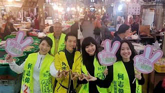 阿嘎認證!3美女議員齊陪何志偉掃街