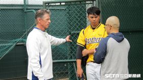 ▲中信兄弟總教練Scott Budner（伯納）在牛棚區與蔡齊哲談話。（圖／記者蕭保祥攝影）