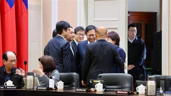 行政院會漏網鏡頭　藍綠圍圈圈聊啥？