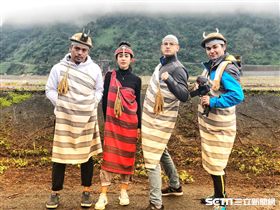 穿上泰雅傳統服裝超吸睛