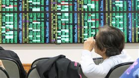 台股開盤大跌194.79點受到美國道瓊工業指數暴跌逾830點影響，日、韓股市開盤同步重挫，台北股市11日開盤大跌194.79點，加權股價指數為10272.04點，成交金額新台幣52.54億元。中央社記者謝佳璋攝  107年10月11日