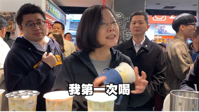 小英逛西門町嗑小吃　觀光客開心合影