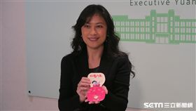 行政院發言人Kolas Yotaka17日下午公布蘇貞昌的「金豬送福」一元紅包袋。（圖／記者盧素梅攝）