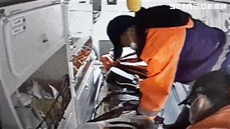 愛女遭摺疊桌夾死　母崩潰：再救救她