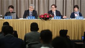 台積電法人說明會登場台積電法人說明會17日在香格里拉台北遠東國際大飯店舉行，企業訊息處資深處長孫又文（左起）、總裁魏哲家、董事長劉德音、財務長何麗梅出席，說明企業展望。中央社記者鄭傑文攝　108年1月17日