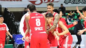 台銀賽後開心擁抱慶祝（圖／記者劉家維攝影）