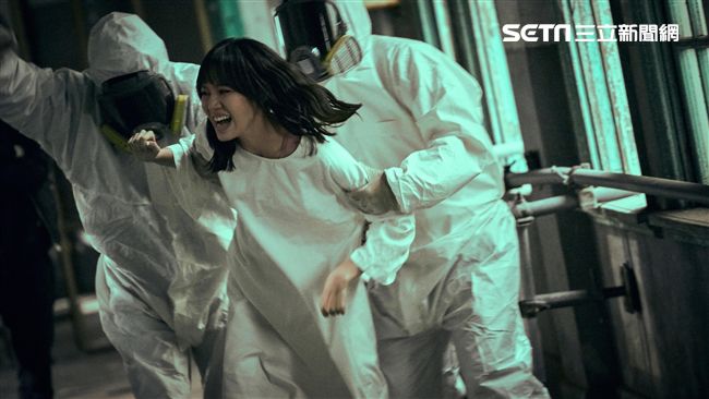 女星被外星人綁架　壯漢輪番公主抱