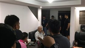 前台南縣議長吳健保在菲落網 等候遣送菲律賓警方與移民局幹員16日在蘇比克灣一座別墅內逮捕吳健保（打電話者）。吳健保見到菲國執法人員，相當錯愕。（菲國警方提供）中央社記者林行健馬尼拉傳真　108年1月17日