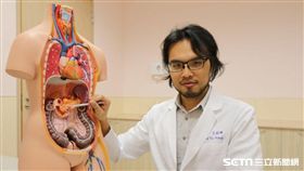 亞大醫院醫師王銘嶼說明，胰臟癌危險因子包括遺傳、抽菸、喝酒、肥胖、糖尿病、慢性胰臟炎等。（圖／亞大醫院提供）