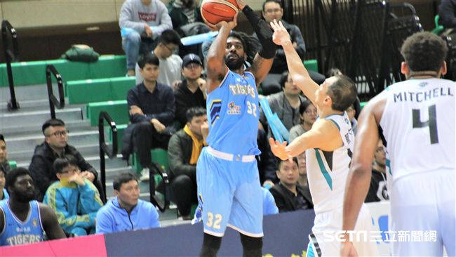 SBL／梅奧狂飆32分　達欣退富邦