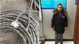 師傅「16樓刷牆」安全繩遭割斷　網怒：這是殺人吧！　圖／翻攝楚天都市報