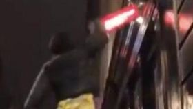 ▲Supreme招牌被偷（圖／翻攝網路）