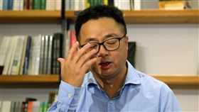 羅文嘉談民進黨品牌形象　預定出任民進黨秘書長的羅文嘉14日在水牛書店受訪表示，現在民進黨的品牌形象出了問題，本來認同、喜歡民進黨的人，為什麼會突然對黨有很多問號，他要找出原因。總統、立委候選人是民進黨的產品，但都有共同品牌，如果品牌出問題，就會影響產品。中央社記者郭日曉攝　108年1月14日