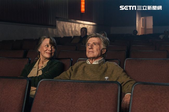 89歲好萊塢巨星勞勃瑞福在猶他州家中逝世。圖為勞勃瑞福(右)在電影《老人與槍》中與西西史派克(左)大談復古愛戀劇照。(圖/采昌國際多媒體提供)