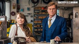 勞勃瑞福（右）與西西史派克（左）首度合作演出。（圖／采昌國際多媒體提供） 