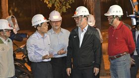 高雄副市長李四川深夜視察路面施工（圖／翻攝自高雄工務局）