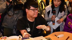 新北長照據點銀光咖啡館開幕　生命鬥士來作客新北市首家長照創新服務據點「銀光咖啡館」17日下午在板橋區開幕，特別邀請走過八仙塵爆的生命鬥士黃博煒（中）到場，擔任咖啡館第一名客人。中央社記者黃旭昇新北市攝　108年1月17日