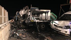 ★國道3大車事故 駕駛1死2輕重傷（1）國道3號南下136.2公里，18日凌晨傳出死亡車禍，1輛載運自小客車的聯結車與2輛貨運車發生碰撞，3名駕駛都受困車內，其中聯結車車頭幾乎全毀，44歲徐姓駕駛死亡。中央社記者管瑞平攝108年1月18日