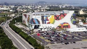 金氏世界紀錄認證最大馬賽克壁畫在花蓮（1）台開花蓮新天堂樂園以綠色有機體概念設計，外牆結合南島文化傳統建材馬賽克新創圖騰壁畫，面積達9009.25平方公尺，馬賽克總片數174萬1832片，面積約2.5個足球場大小，是獲金氏世界紀錄認證的最大瓷磚壁畫。（台開集團提供）中央社記者盧太城花蓮傳真　108年1月17日