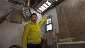 中市獨居婦住破屋每天僅一餐　民代送暖協助年關將至，台中大甲一名63歲蔡姓婦人獨居在已逝同居人留下的破屋內，每天僅能吃上一餐，民進黨籍台中市議員吳敏濟獲知後協助申請相關補助，寒冬送暖。中央社記者趙麗妍攝　108年1月17日