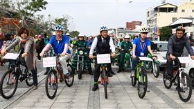 屏縣府雞湯送暖獨居老人　潘孟安率隊出發屏東縣政府和屏東基督教醫院等單位合辦「雞湯送暖，天使傳愛」獨居老人歲末關懷活動，屏東縣長潘孟安（前中）17日與屏基院長余廣亮（前左2）等人率隊出發送湯。中央社記者郭芷瑄攝　108年1月17日