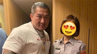 館長揪正妹女警合照網暴動：我妹妹！