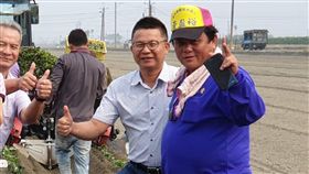 農糧署輔導  屏東農民首種契作地瓜（1）屏東南州農民羅仕海（右）響應政府政策，今年一期作不種稻米，改種地瓜，並與業者「瓜瓜園」契作，保證價格。（農糧署南區分署提供）中央社記者郭芷瑄傳真  108年1月17日