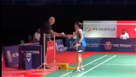 ▲戴資穎比賽結束後將球撿起並交還裁判。（圖／翻攝自戴資穎臉書）