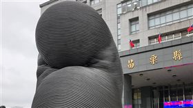 再生鋼纜公共藝術  如意生命苗栗苗栗縣政府第一辦公大樓前廣場設置首座公共藝術「如意生命苗栗」，高約3公尺、寬約2公尺，由木雕大師康木祥取材自台北101退役電梯鋼纜，象徵循環經濟與環保概念，鋼索緊緊環繞更意味縣政府與18鄉鎮市緊密連結在一起，合力營造幸福宜居的苗栗。中央社記者管瑞平攝  108年1月17日