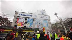 春節採買過好年  北市消春安消防演練農曆春節將至，台北市消防局17日在大型賣場舉行春安消防演習，模擬美食攤位因用電不慎而引發火災，透過啟動自衛消防編組應變和消防人員滅火救援。（台北市消防局提供）中央社記者黃麗芸傳真  108年1月17日