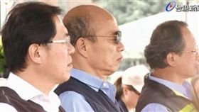 網友發現韓國瑜在豬瘟演習中戴墨鏡打瞌睡（圖擷自台視新聞）