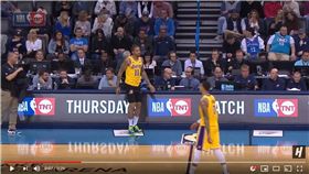 ▲湖人隊畢斯利（Michael Beasley）準備替補上場發現自己忘記穿球褲。（圖／翻攝自House of Highlights）