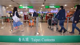 防疫安檢升級　國境全面加強多元宣導（2）國境防疫全面升級，關務署台北關持續呼籲不要攜帶肉製產品，以免被依違反動物傳染病防治條例規定裁罰。中央社記者邱俊欽桃園機場攝　108年1月17日