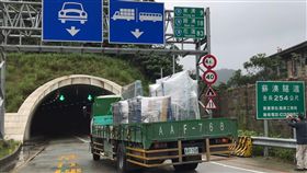 蘇花改開放大貨車通行　行車省時更安全全長9.7公里的蘇花改東澳段自17日上午9時起，開放車體長度12.2公尺以下、非管制大貨車通行，蘇澳到東澳段行車時間可從過去的半小時減少至10多分鐘，且更安全，但部分聯結車輛、載有危險物品的大貨車仍禁止通行。中央社記者沈如峰宜蘭縣攝　108年1月17日