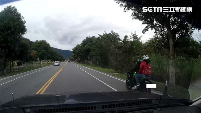 他邊騎重機邊掉鈔票　警目睹狂撿追人