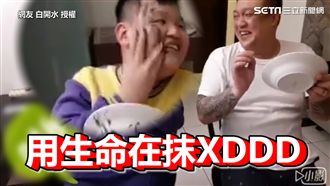 拿盤子學開車 　兒子下秒竟滿臉墨水