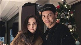 有網友直擊郭碧婷與向佐手牽手在台北逛展。（圖／翻攝自微博）