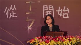 蔡總統出席青創會總會長交接（1）總統蔡英文（圖）15日晚間在台北圓山大飯店，出席「全國青年創業總會總會長交接暨幹部授證典禮」，恭喜新任總會長楊立昌。中央社記者吳家昇攝　108年1月15日