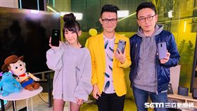 主持人雲爸與手機王總編輯張利安以及電競實況主陸子玄開箱電競手機。 電競實況主陸子玄實測POCOPHONE F1前鏡頭AI美顏自拍。 Razer2搭載Dolby Atmos雙前置立體聲喇叭 ROG PHONE隨機附贈主動式風扇能有效降低機體溫度。