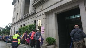 天氣濕冷 豬年生肖套幣排隊人潮明顯較少108年生肖套幣開賣首日，天氣濕冷，排隊人潮明顯較往年要少，開賣前僅百餘人排隊。中央社記者潘姿羽攝 108年1月17日