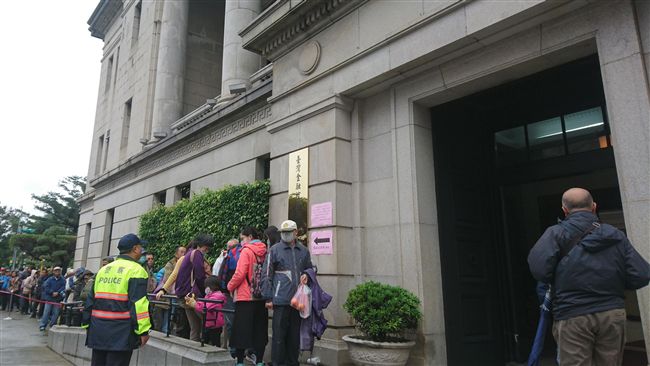 豬年生肖套幣開賣　首日排隊人潮較少