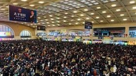 地球表面最大規模人口移動的中國春運21日啟動，至3月1日結束，共40天、預計運送旅客29.9億人次；前期因務工流、學生流、探親流等疊加，將呈現先緊後鬆運送趨勢。（圖／翻攝自長江新聞微博）