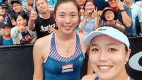 ▲詹詠然（右）與妹妹詹皓晴聯手闖進澳網女雙第3輪。（圖／劉雪貞提供）